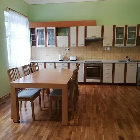 Pod Divadlem زنويمو
